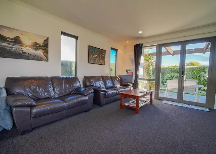 Sun, Space & Privacy In A Great Location! Ferienhaus